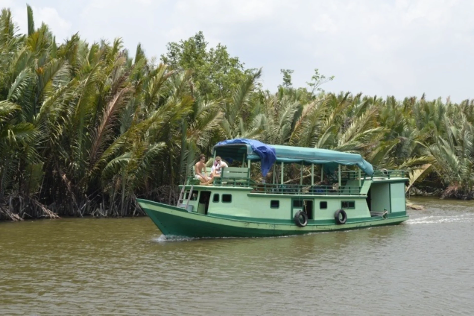 A Klotok boat going down the Sekonyer River in Borneo, Indonesia_ http___www.travelyourself
