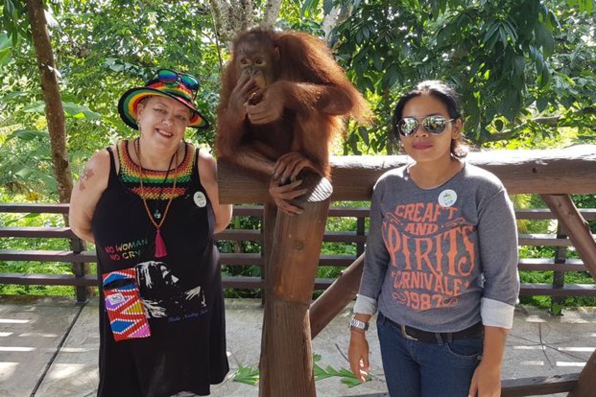 At bali zoo with sister _ Having breakfast with the orangutans so awesome 😁