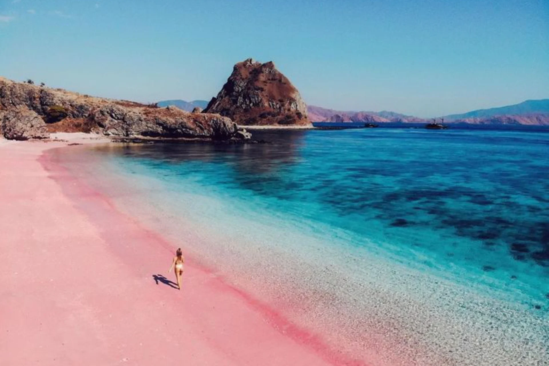 Pink Beach, Komodo National Park, Flores Island, Indonesia